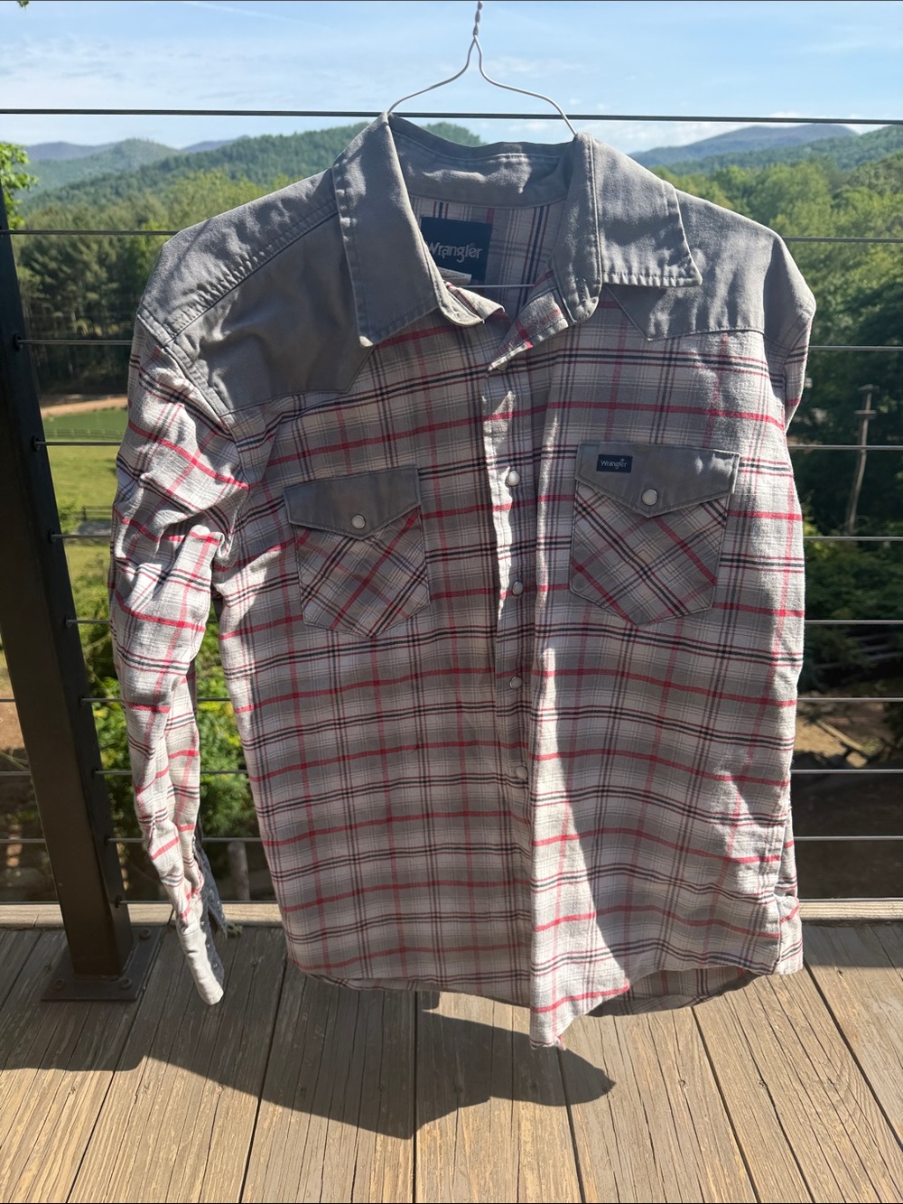 Men's pearl snap Wrangler Gray Plaid Button-Down Shirt with Red Accent, size XL